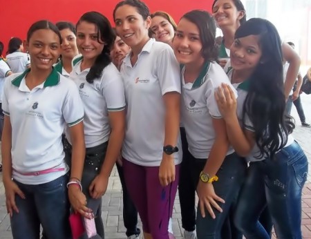 2011 - Estudantes com a antiga professora de ed. física (Carla)